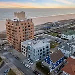 Luxe Beach Estate - 4 Bedrooms And 3 Bathrooms